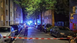 Polizei und Blaulicht in der Straße, wo ein Mann aus dem Fenster geschossen hat in Barmen (Wuppertal)