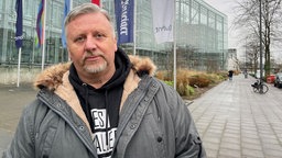 Harald Hartung, Verhandlungsführer der Arbeitnehmer, steht vor dem DuMont-Verlagsgebäude.