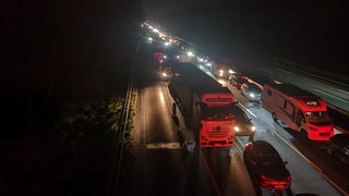 Autos stehen im Dunkeln auf der gesperrten A3 