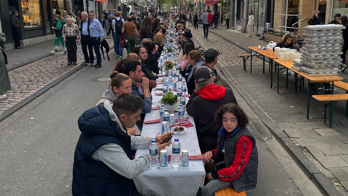 Ein langer gedeckter Tisch mitten auf der Straße.