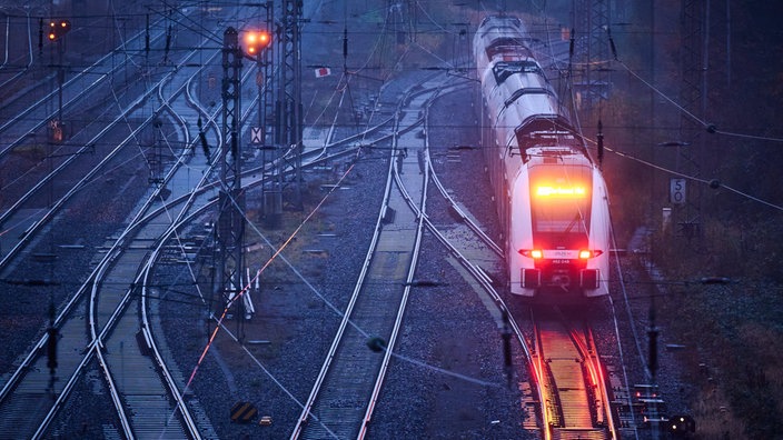 RRX-Bahn allein auf einer Schiene