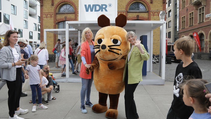 Die WDR-Maus mit Besuchern des NRW-Tags