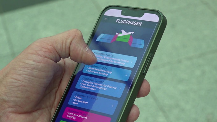 Die auf dem Handy geöffnete App zeigt die verschiedenen Flugphasen an.