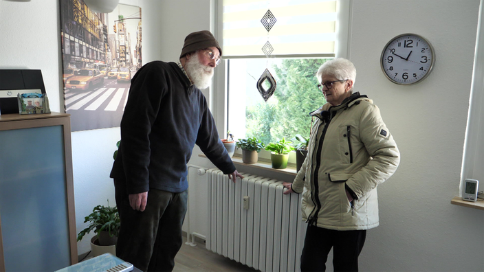 Mieter einer Wohnung in Bochum stehen vor einer nicht funktionierenden Heizung.