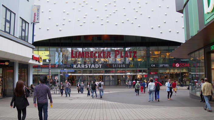 Der Eingang des Einkaufszentrums Limbecker Platz bei Tag