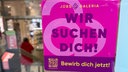 Ein Aufkleber an einem Galeria-Schaufenster, darauf steht "Wir suchen dich"