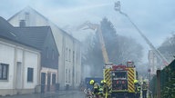 Auf dem Bild sieht man wie die Feuerwehr den Brand in Gelsenkirchen Rotthausen löscht