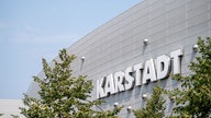 Der Karstadt-Schriftzug hängt an der Fassade des Einkaufszentrums Limbecker Platz in Essen