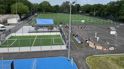 Der neue Sportcampus in Essen von oben, zu sehen sind der Kunstrasenplatz, der Fußballkäfig und ein Basketballfeld