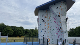 Der neue wuchtige Kletterturm auf dem Sportcampus in Essen ist zwölf Meter hoch