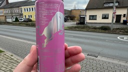 Getränkedose in einer Männerhand