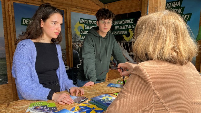 Anna di Bari und Timo Eismann im Gespräch mit einer Frau