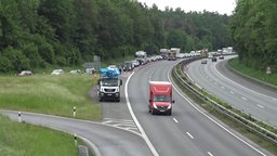 Die A43, eine Ausfahrt staut sich, die Fahrtrichtung ist gesperrt