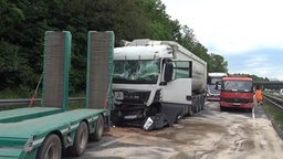 Unfallort der LKW, es sind vier Fahrzeuge zu sehen