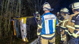 Linienbus durchbricht Leitplanke und kippt um