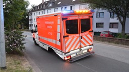 Ein Rettungswagen ohne Hinterräder steht auf der Straße