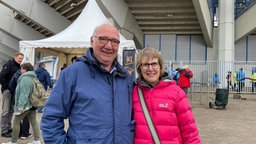 Zwei Grönemeyer-Fans vor dem Bochumer Stadion