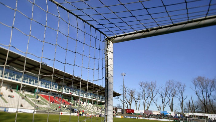 Fußballtor vor leerem Spielfeld