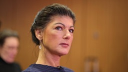 Sahra Wagenknecht schaut ernst, während sie darauf wartete, das Wahlprogramm der BSW vorzustellen