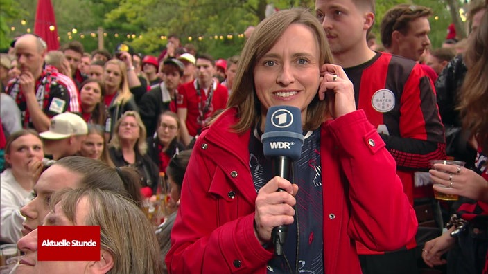 Reporterin Juliane Fliegenschmidt berichtet aus einem Biergarten in Leverkusen