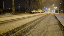 Schneegestöber auf einer Straße in Kreuztal