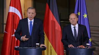 Scholz und Erdogan bei einer Pressekonferenz in Berlin