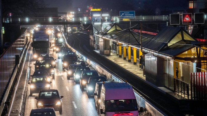 Stau auf der Autobahn A40, Ruhrschnellweg, in Essen