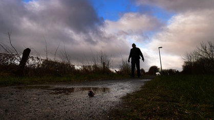 Dunkle Wolken bei Hannover, Fußgänger