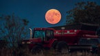 Der Supermond scheint über einer Farm in Monroe in Wisconsin