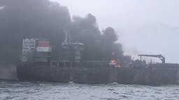 Ein brennender Öltanker treibt vor der Küste Englands in der Nordsee.