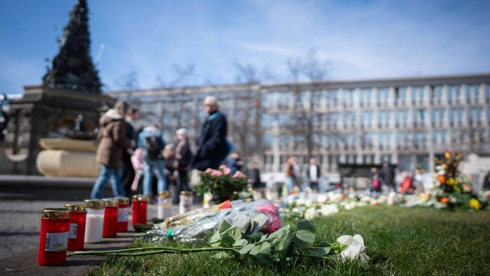 Blumen und Kerzen am Paradeplatz in Mannheim