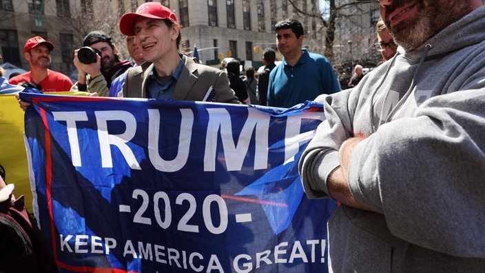 Anhänger des ehemaligen US-Präsidenten Donald Trump versammeln sich vor seiner Anklageerhebung vor dem Strafgericht in Manhattan