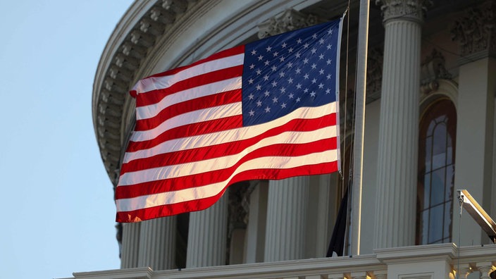 US-Flagge weht vor dem Capitol 