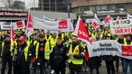 Streikende der Verdi-Gewerkschaft bei der Kundgebung am 01. März in Dortmund