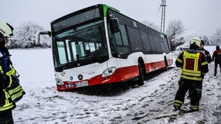 Linienbus ist von schneebedeckter Fahrbahn abgerucht - Witten