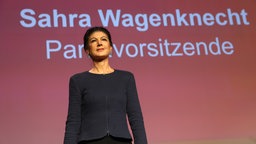 Sahra Wagenknecht auf der Bühne der Wahlveranstaltung des BSW