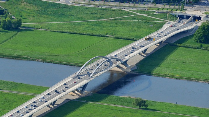 Luftbild der Dresdner Waldschlößchenbrücke 