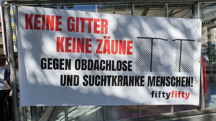 Ein Plakat für den Einsatz für Obdachlose und suchtkranke Menschen.