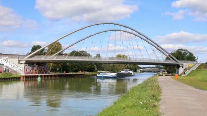 Dortmund-Ems-Kanal bei Münster mit Binnenschiff und Bücke