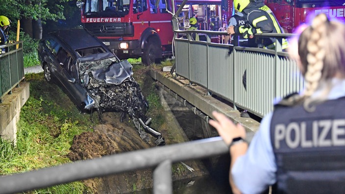 Kaputtes Auto wird von Rettungskräften aus Fluss geborgen