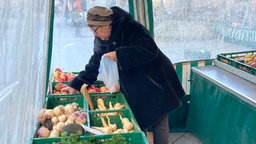 Sieglinde Graban kauft bei einem Landwirt auf dem Iserlohner