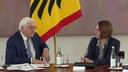 Bundespräsident Frank Walter Steinmeier mit Grundschulleiterin Maxi Brautmeier-Ulrich aus Paderborn