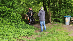 Helfer Stefan Bröckling hält einen Schwan auf dem Arm