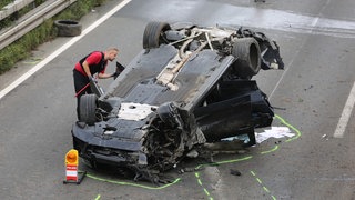 Zerstörter PKW auf der A2