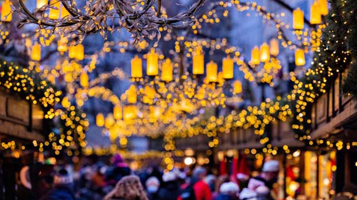 Besucher flanieren auf dem Kölner Weihnachtsmarkt am Alter Markt