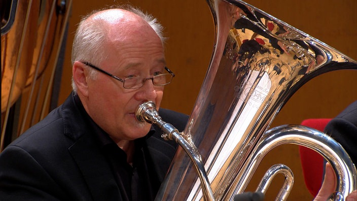 Hans Nickel spielt Samuel Barbers Mutations from Bach für Blechbläser und Pauken auf der Tuba