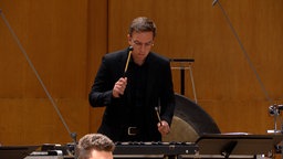 Johannes Wippermann spielt Arnold Schönbergs Fanfare auf dem Vibraphon