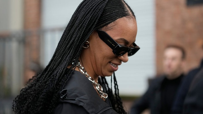 Solange Knowles mit Sonnenbrille verlässt Gucci Show