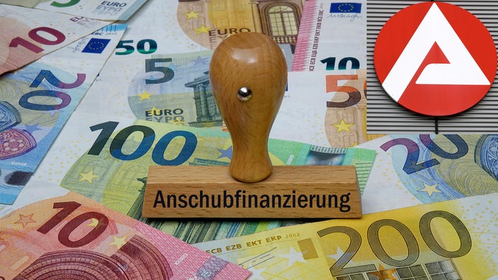 Euro-geldscheine und das Logo der Agentur für Arbeit