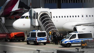 Bundespolizei sichert eine Maschine am Hamburger Flughafen: Abschiebung von Flüchtlingen mit einem Flieger